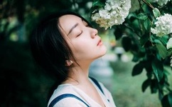 官方通报女生抗议男生偷窥:系恶作剧